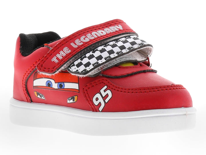 Zapato infantil rojo de Rayo McQueen con cierre de velcro y suela blanca.
