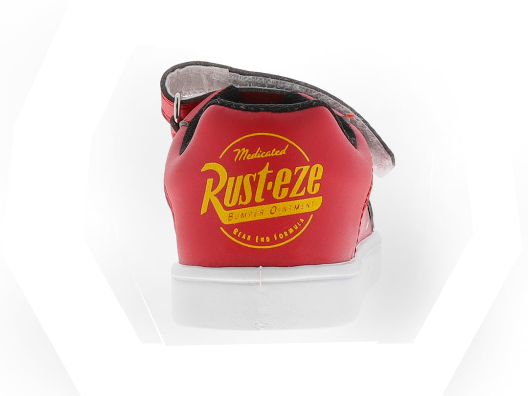 Zapato infantil rojo de Rayo McQueen con cierre de velcro y suela blanca.