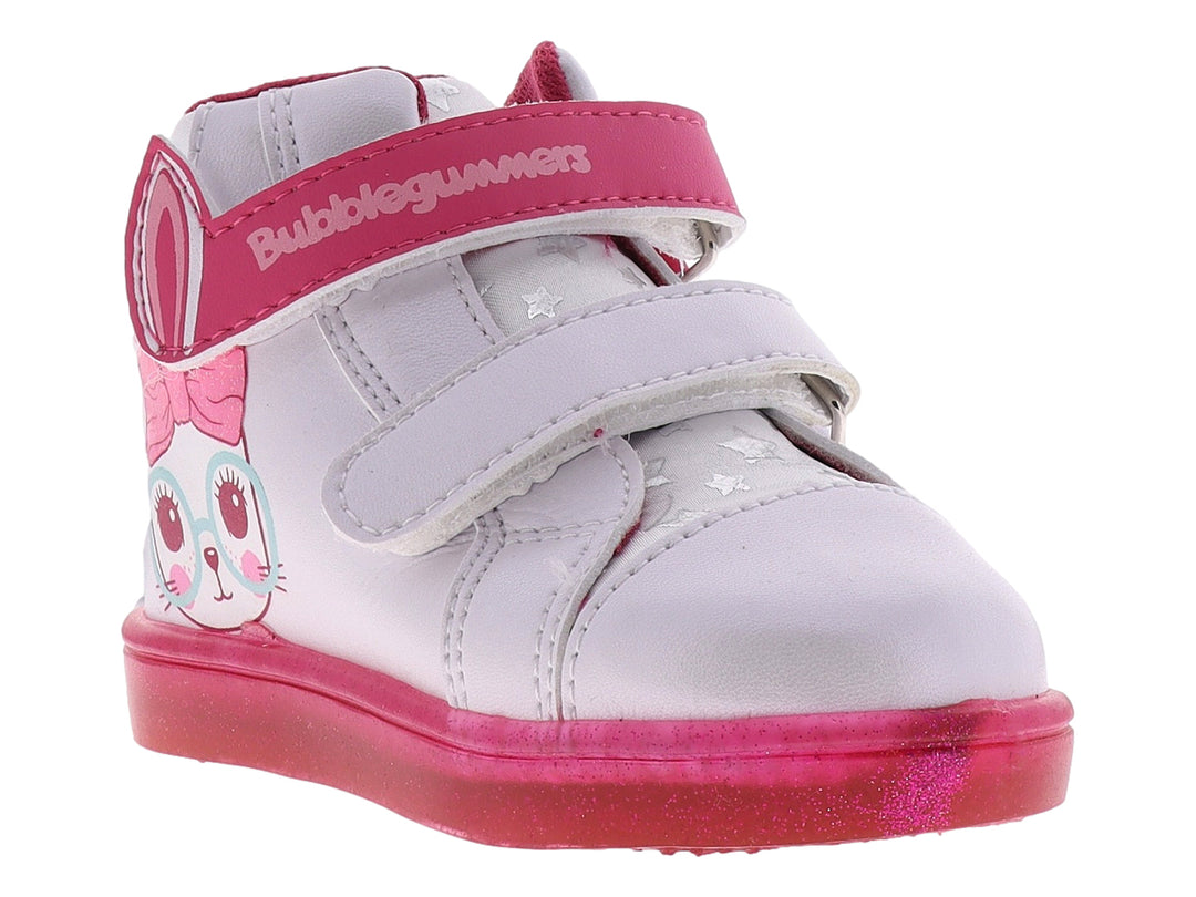Tenis infantiles blancos con detalles en fucsia, cierres de velcro y diseño de personaje en el lateral.