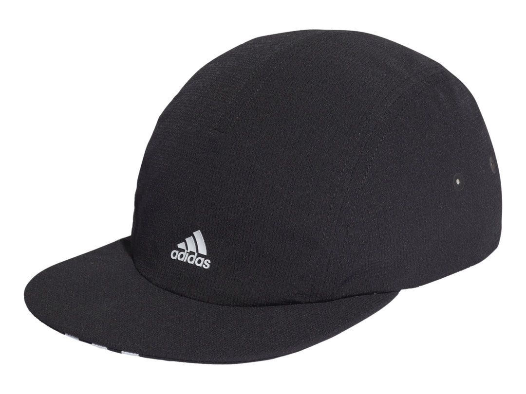 Gorra deportiva Adidas de color negro con logotipo blanco en el frente.