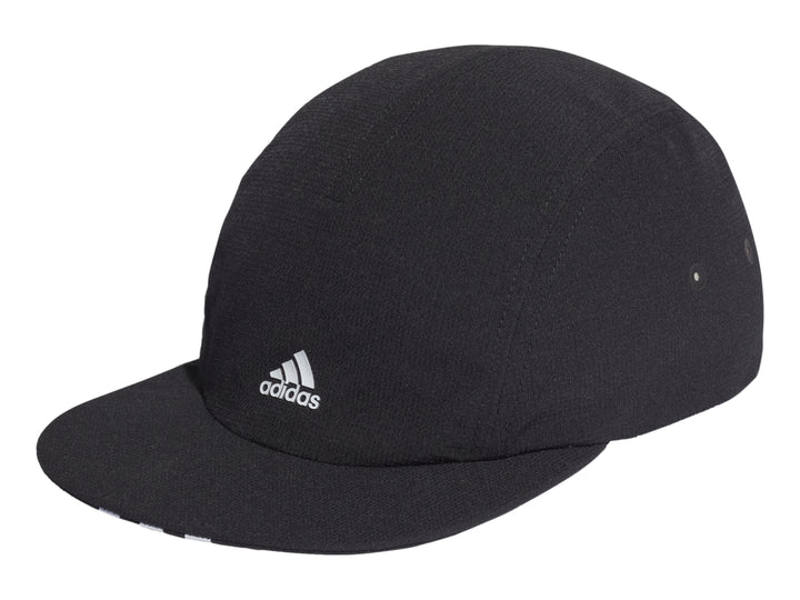 Gorra deportiva Adidas de color negro con logotipo blanco en el frente.
