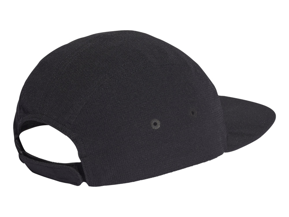 Gorra deportiva Adidas de color negro con logotipo blanco en el frente.