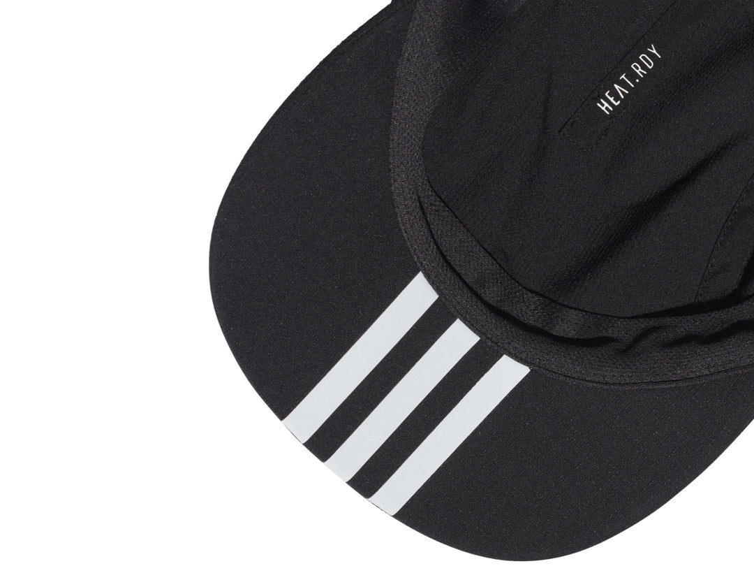 Gorra deportiva Adidas de color negro con logotipo blanco en el frente.