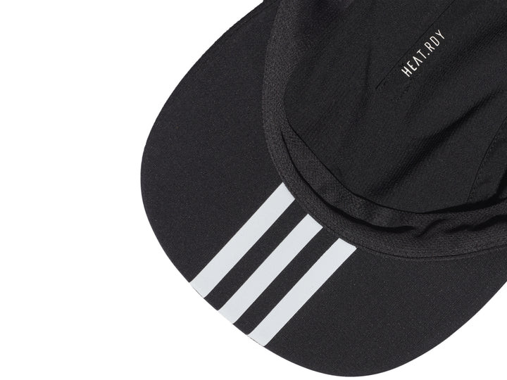 Gorra deportiva Adidas de color negro con logotipo blanco en el frente.