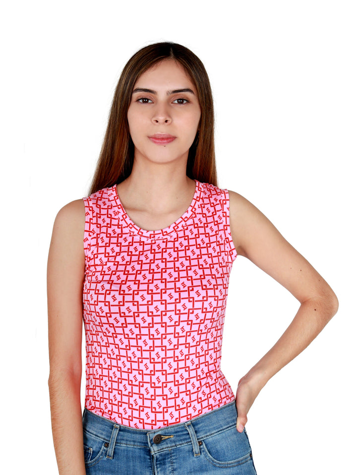 Mujer vistiendo una pantiblusa rosa con estampado geométrico rojo y pantalones de mezclilla azules.