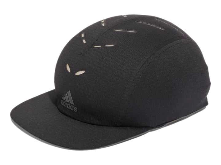 Gorra Adidas color negro con visera y orificios de ventilación en la parte superior.