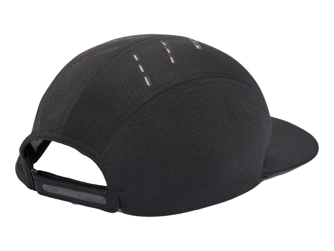 Gorra Adidas color negro con visera y orificios de ventilación en la parte superior.