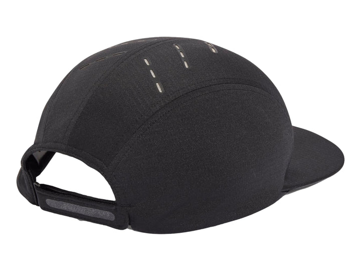 Gorra Adidas color negro con visera y orificios de ventilación en la parte superior.