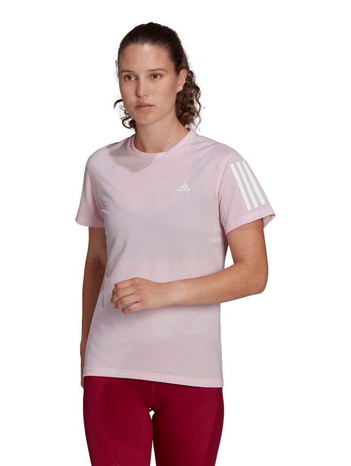 Playera deportiva Adidas para mujer en color rosa claro con detalles blancos en la manga.
