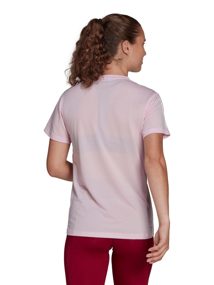 Playera deportiva Adidas para mujer en color rosa claro con detalles blancos en la manga.