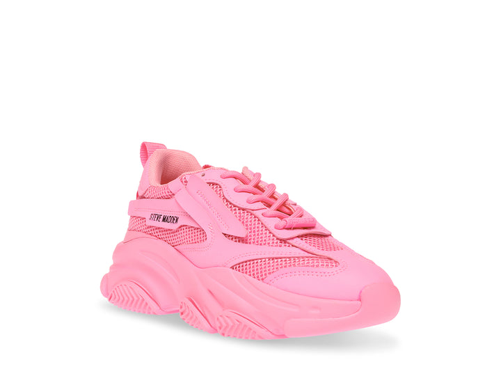 Tenis Steve Madden Posses Sion en color rosa intenso con suela gruesa y detalles de malla.