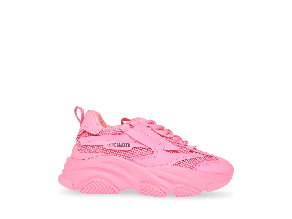 Tenis Steve Madden Posses Sion en color rosa intenso con suela gruesa y detalles de malla.