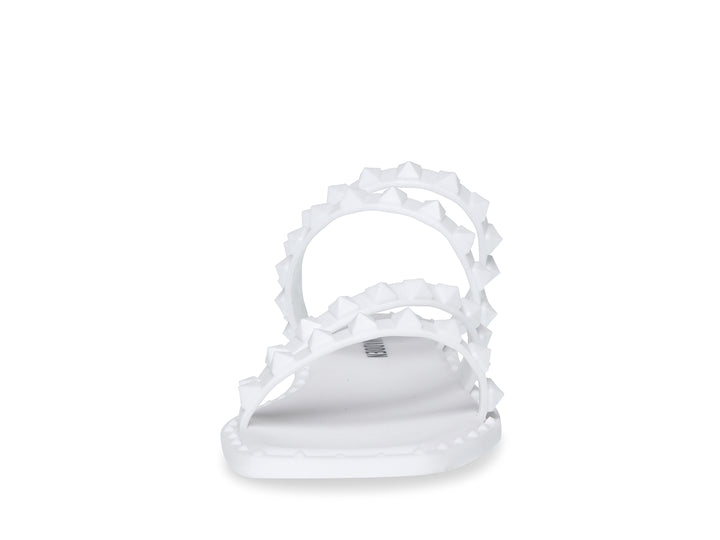 Sandalia blanca de Steve Madden con correas frontales decoradas con bordes dentados y suela plana.