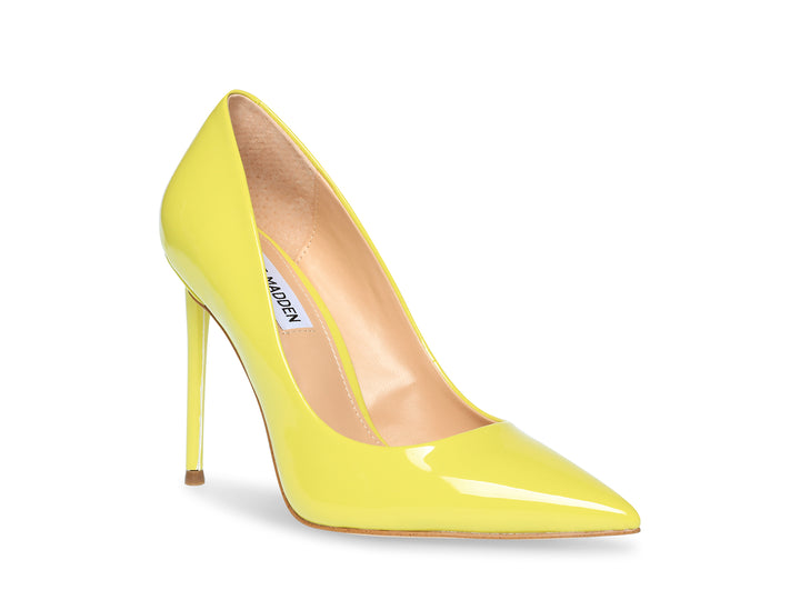 Zapato de tacón alto color amarillo brillante con punta fina.