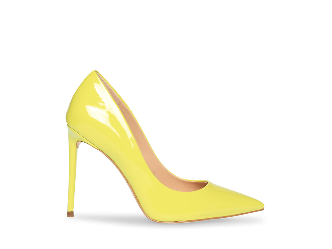 Zapato de tacón alto color amarillo brillante con punta fina.