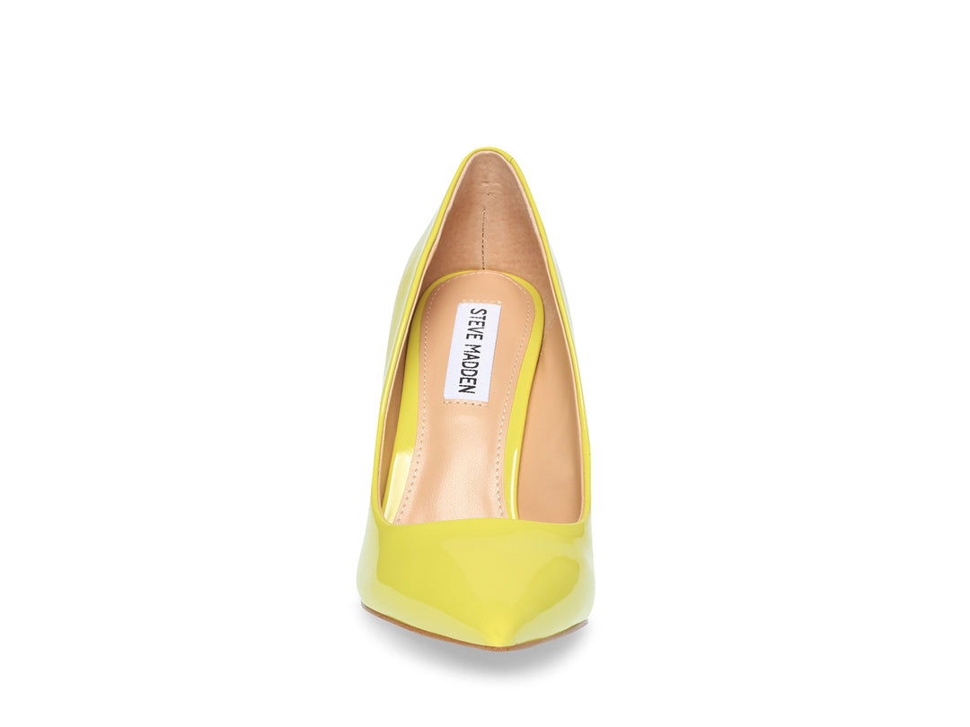 Zapato de tacón alto color amarillo brillante con punta fina.