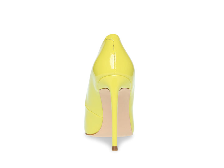 Zapato de tacón alto color amarillo brillante con punta fina.