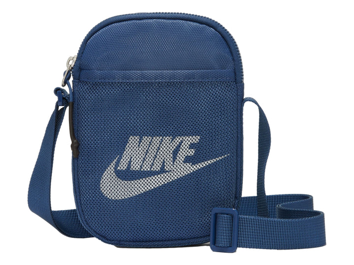 Bolso crossbody Nike Heritage S en color azul marino con logotipo blanco frontal y correa ajustable.