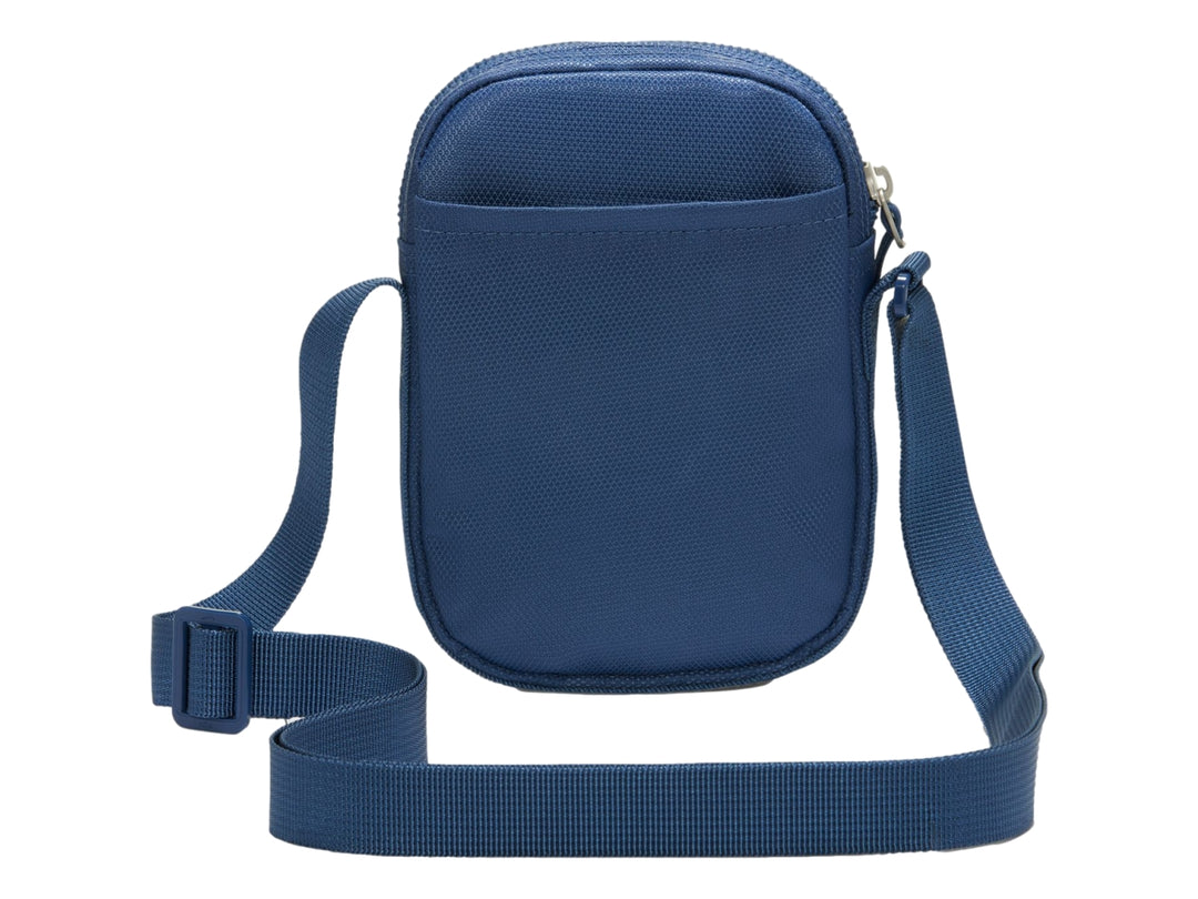 Bolso crossbody Nike Heritage S en color azul marino con logotipo blanco frontal y correa ajustable.