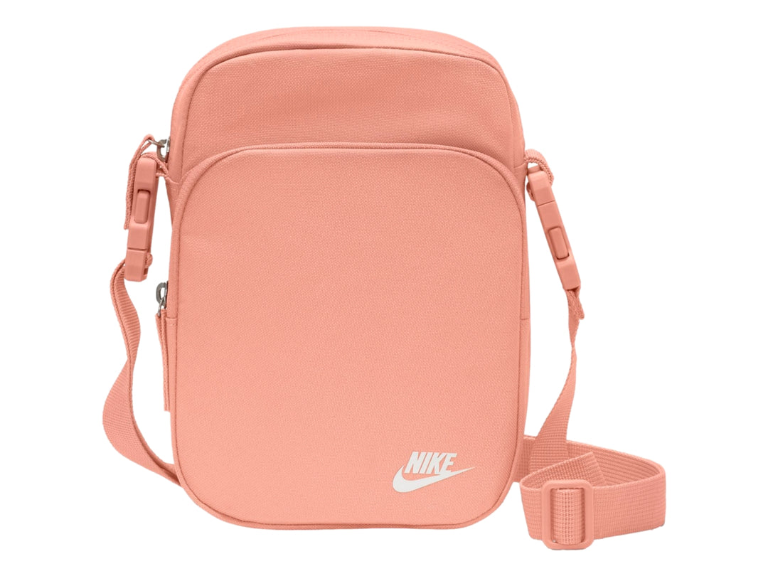 Bolso bandolera Nike Heritage en color salmón con logotipo blanco y correa ajustable.