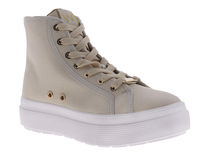 Tenis tipo bota color ivory con suela blanca y detalles dorados.