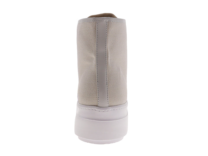 Tenis tipo bota color ivory con suela blanca y detalles dorados.