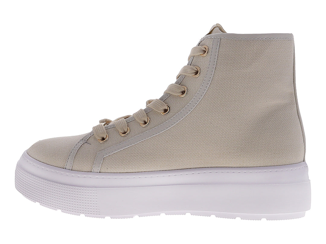 Tenis tipo bota color ivory con suela blanca y detalles dorados.