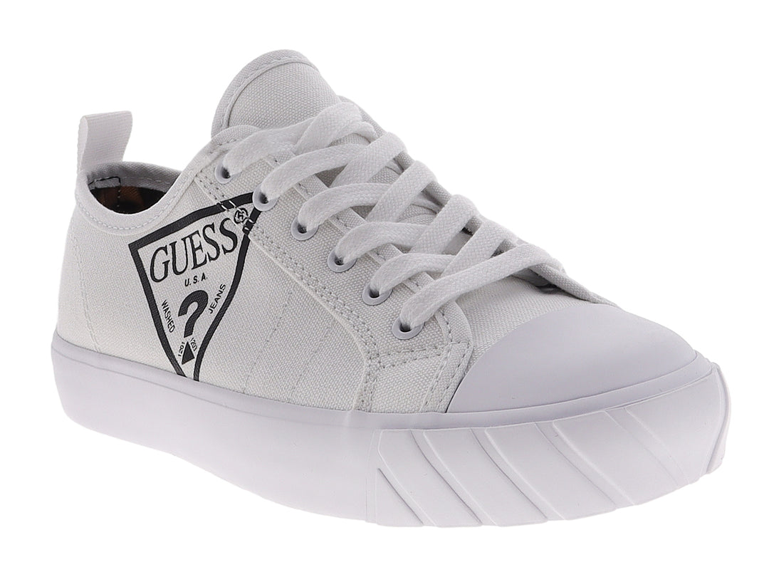 Tenis blancos de la marca Guess con logotipo lateral y suela blanca gruesa.