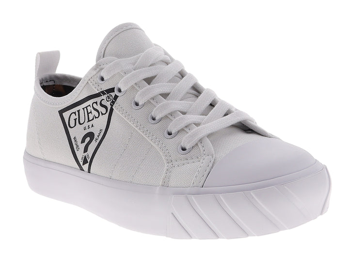 Tenis blancos de la marca Guess con logotipo lateral y suela blanca gruesa.