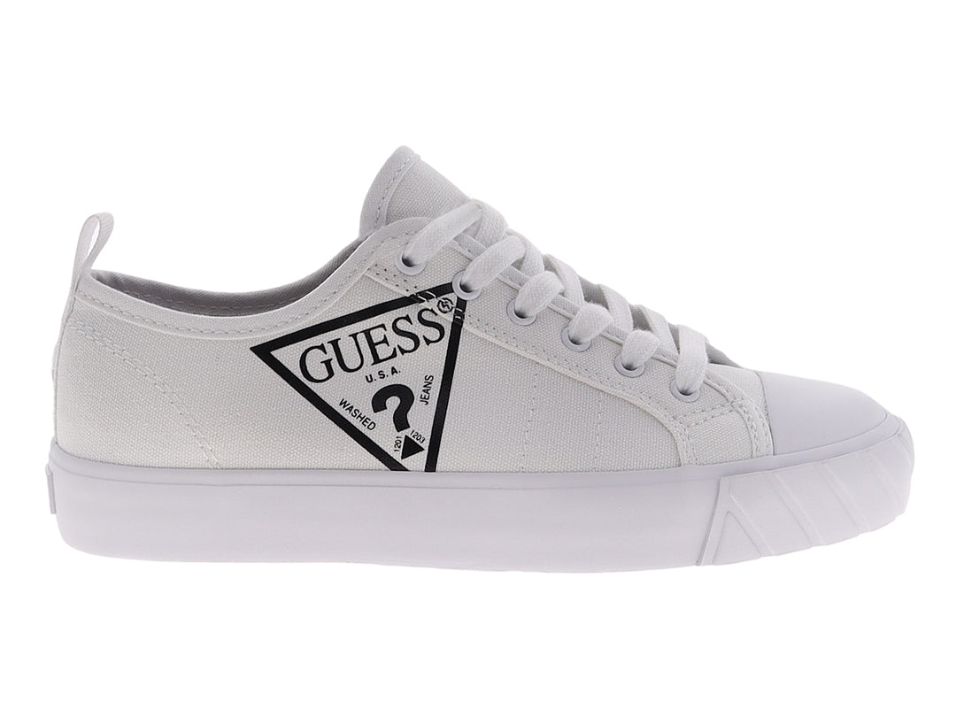 Tenis blancos de la marca Guess con logotipo lateral y suela blanca gruesa.