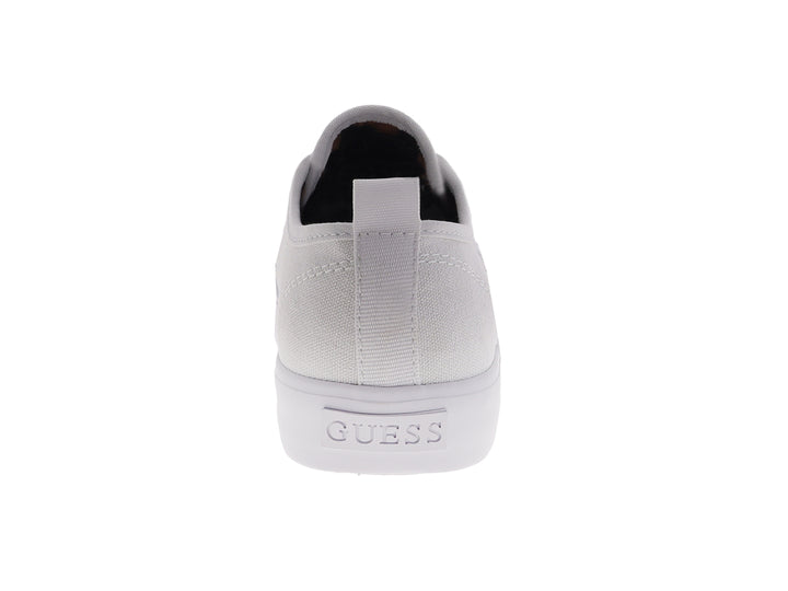 Tenis blancos de la marca Guess con logotipo lateral y suela blanca gruesa.