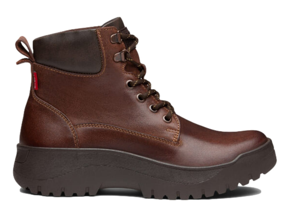Bota casual de color marrón con cordones y suela gruesa dentada.