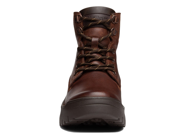 Bota casual de color marrón con cordones y suela gruesa dentada.