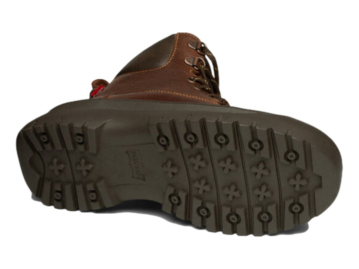 Bota casual de color marrón con cordones y suela gruesa dentada.
