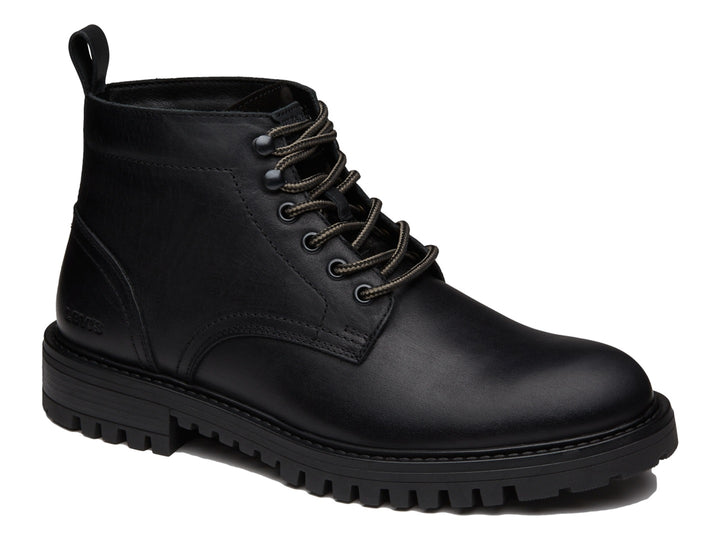 Bota negra de material sintético con cordones y suela track gruesa.
