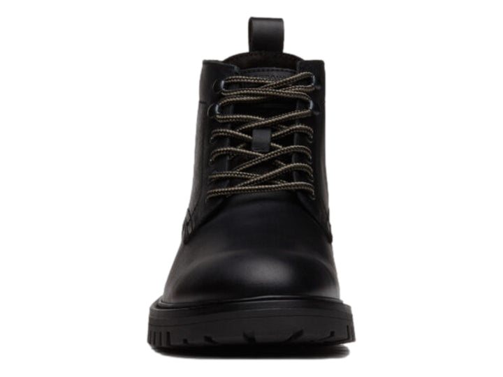 Bota negra de material sintético con cordones y suela track gruesa.