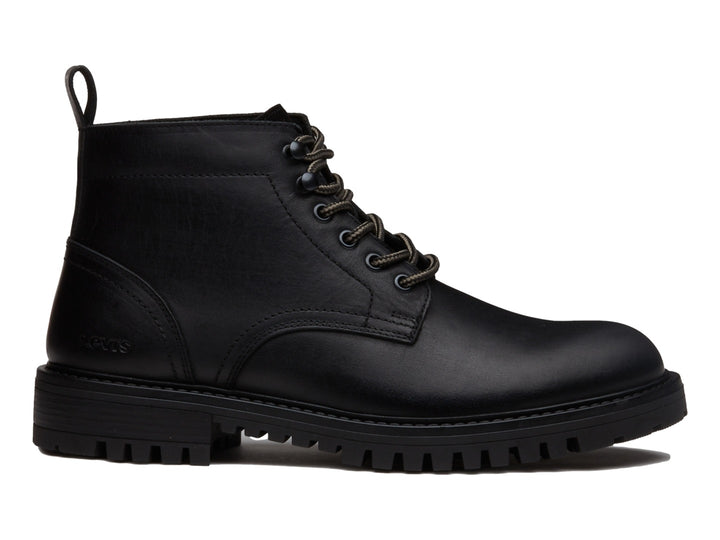 Bota negra de material sintético con cordones y suela track gruesa.