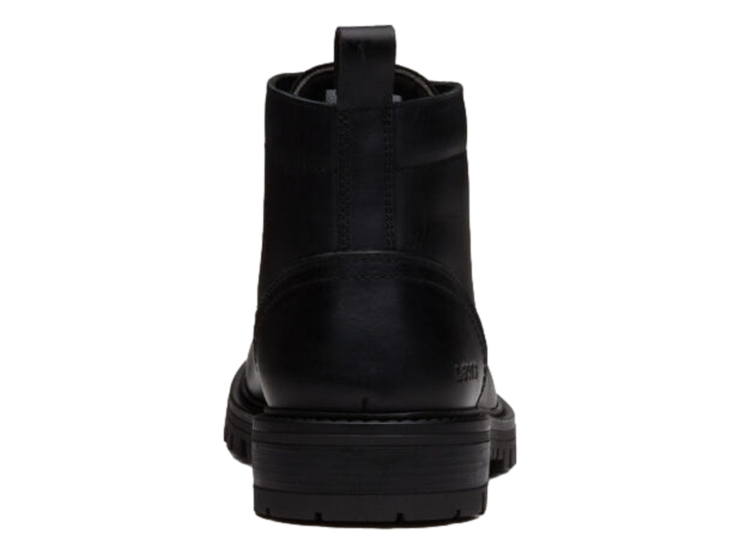 Bota negra de material sintético con cordones y suela track gruesa.