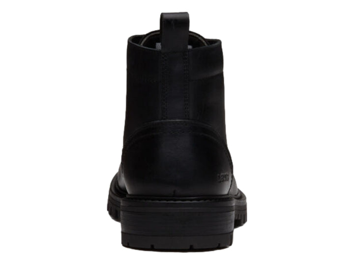 Bota negra de material sintético con cordones y suela track gruesa.