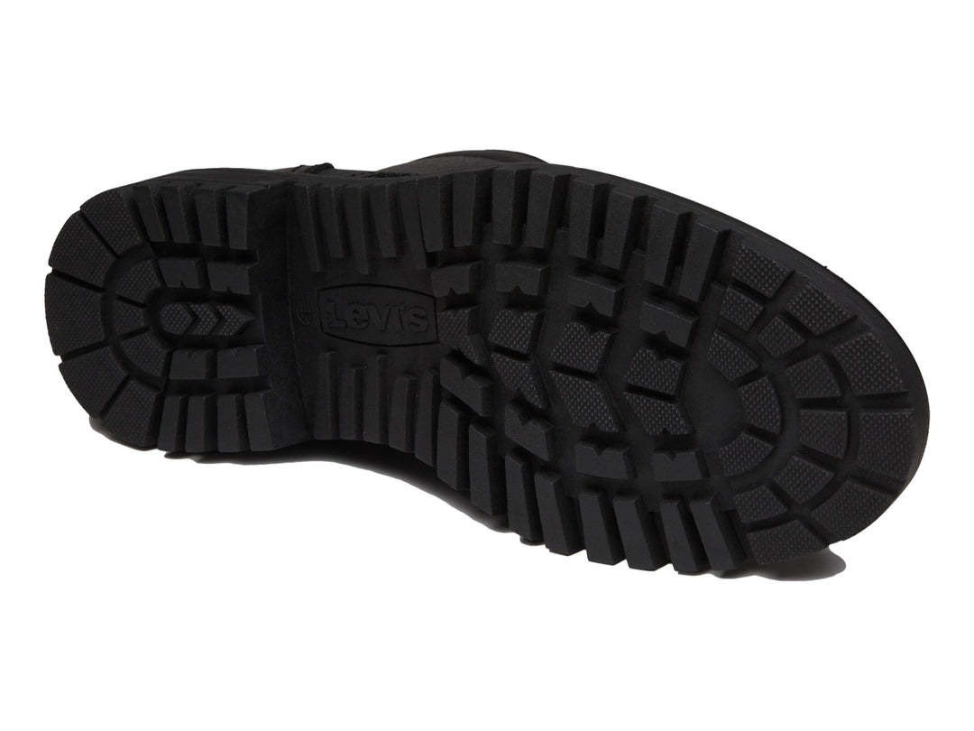 Bota negra de material sintético con cordones y suela track gruesa.