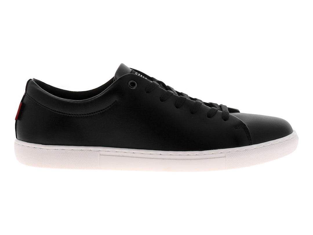 Tenis casuales color negro con suela blanca y agujetas negras.