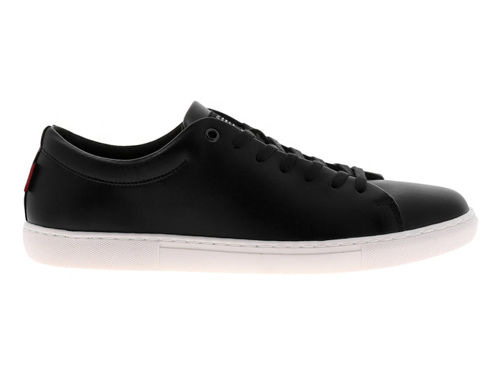 Tenis casuales color negro con suela blanca y agujetas negras.