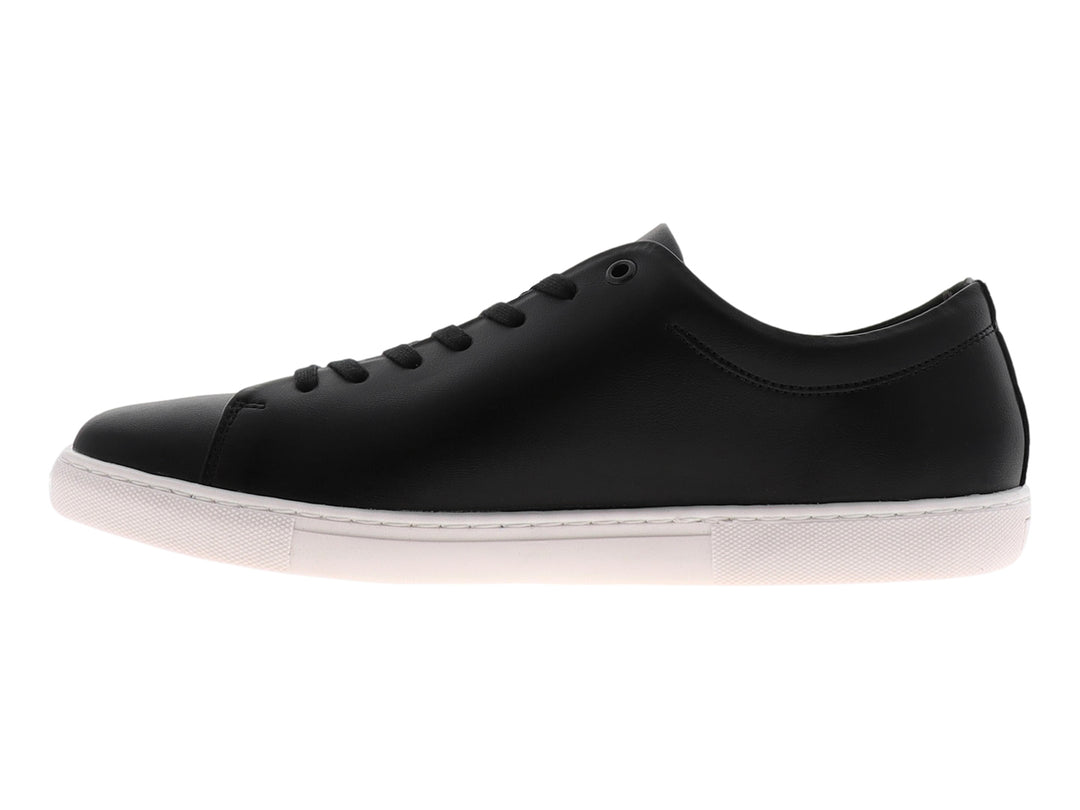 Tenis casuales color negro con suela blanca y agujetas negras.