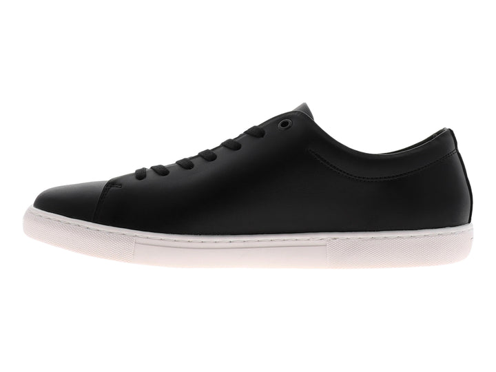 Tenis casuales color negro con suela blanca y agujetas negras.