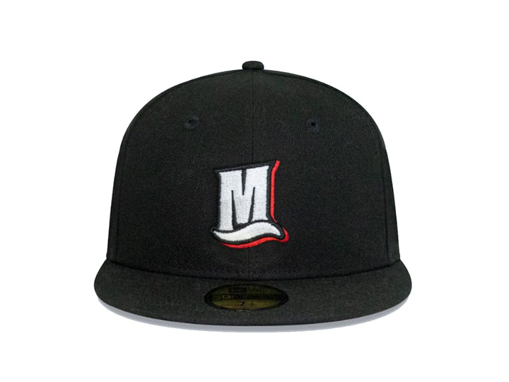 Gorra de béisbol New Era color negro con logotipo bordado en la parte frontal.