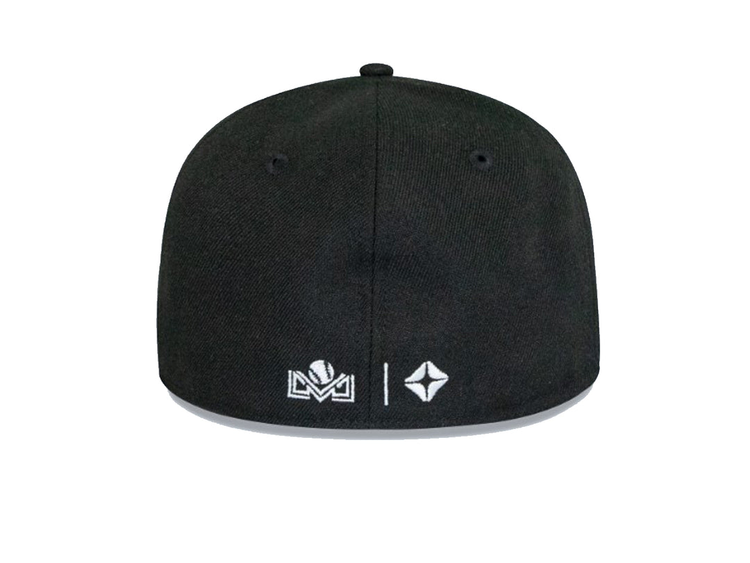 Gorra de béisbol New Era color negro con logotipo bordado en la parte frontal.