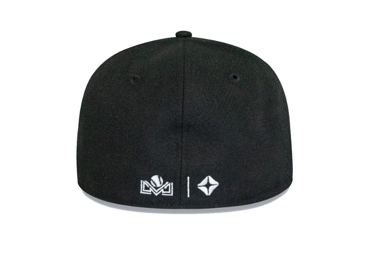 Gorra de béisbol New Era color negro con logotipo bordado en la parte frontal.