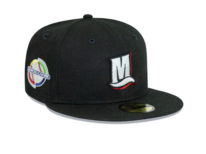 Gorra de béisbol New Era color negro con logotipo bordado en la parte frontal.