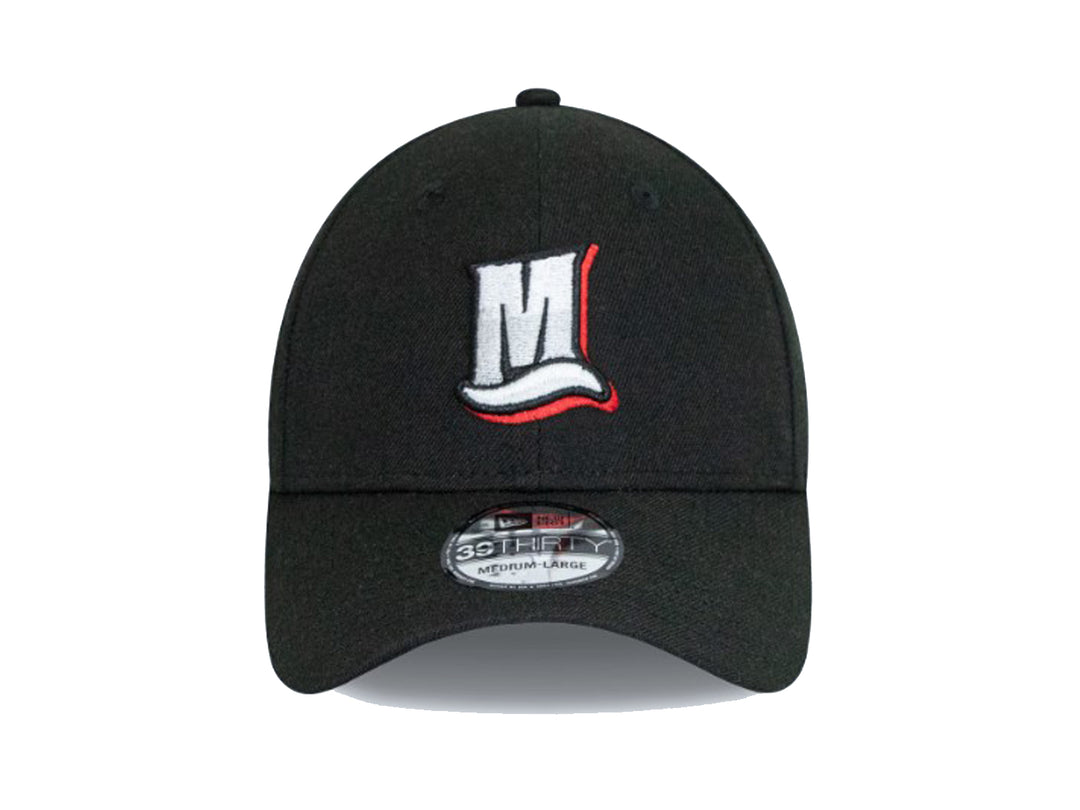 Gorra de béisbol New Era color negro con logotipo bordado en blanco y rojo en la parte frontal.