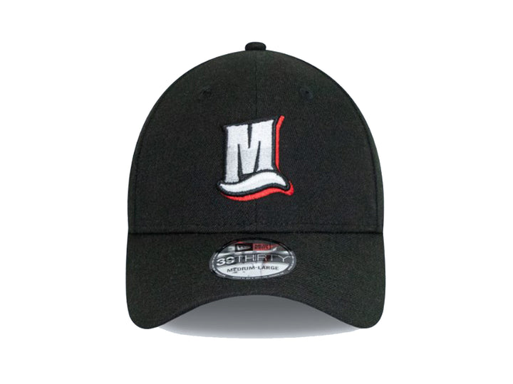 Gorra de béisbol New Era color negro con logotipo bordado en blanco y rojo en la parte frontal.